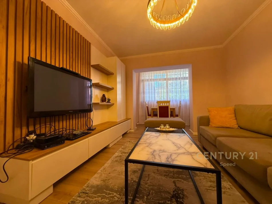 Tirane, jepet me qera apartament 3+1 Kati 1, 80 m² 750 € (Tregu Elektrik)