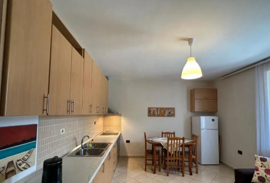 Tirane, jepet me qera apartament 3+1 Kati 2, 100 m² 600 € (QSUT)