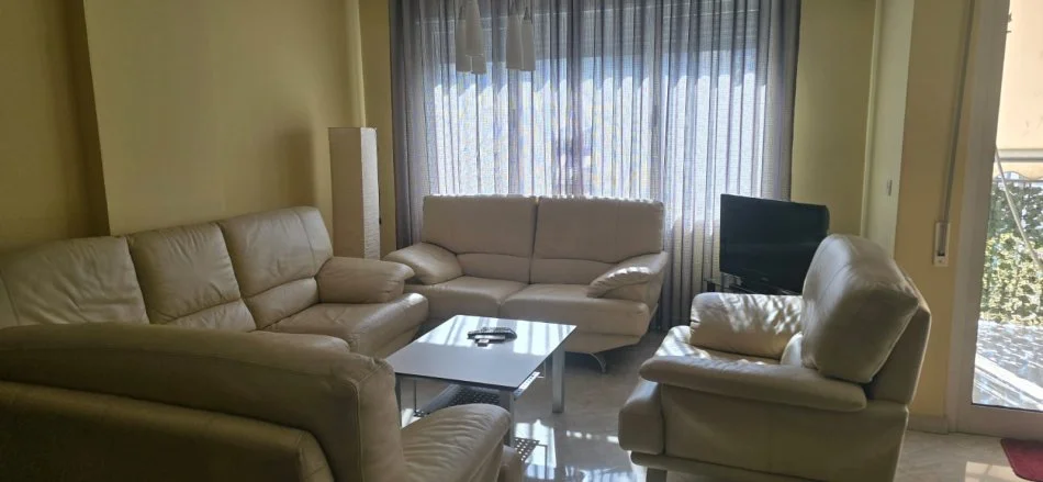 Tirane, jepet me qera apartament 3+1 Kati 2, 100 m² 700 € (FROSINA PLAKU)