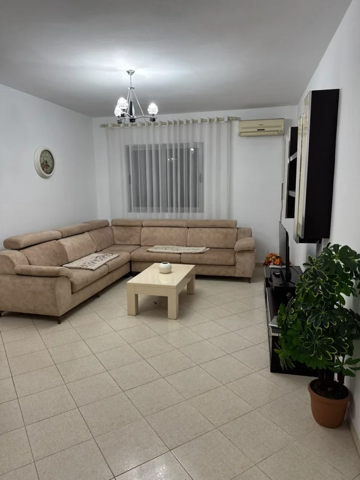 Tirane, jepet me qera apartament 3+1 Kati 2, 120 m² 500 € (Bar Oslo)
