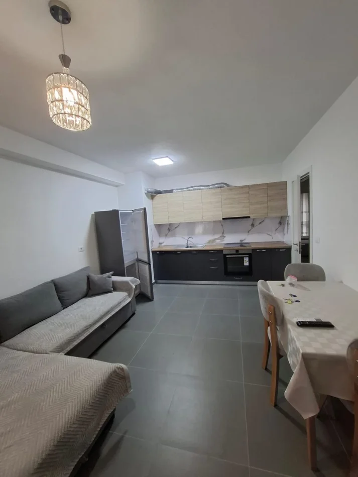 Tirane, jepet me qera apartament 3+1 Kati 2, 120 m² 600 € (Rruga 5 Maji)