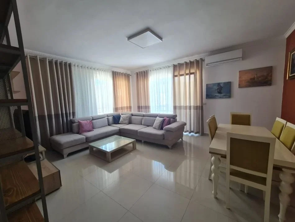 Tirane, jepet me qera apartament 3+1 Kati 2, 128 m² 800 € (Botanical Garden of Tirana)