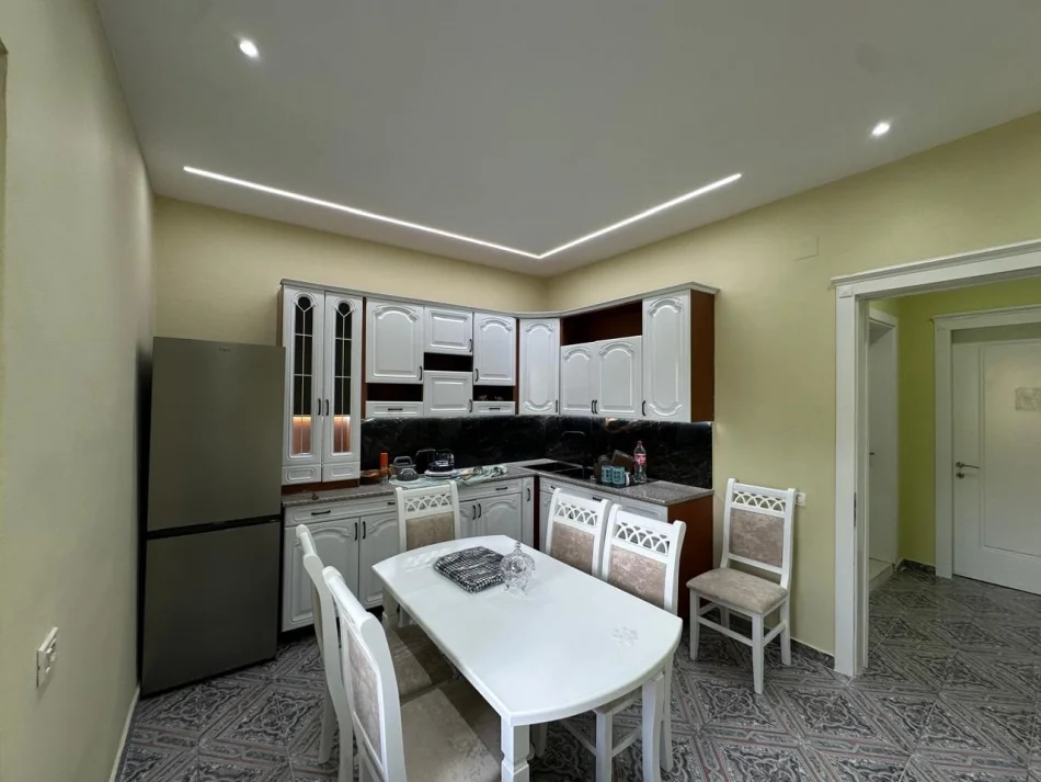 Tirane, jepet me qera apartament 3+1 Kati 2, 135 m² 1.000 € (Laprakë)