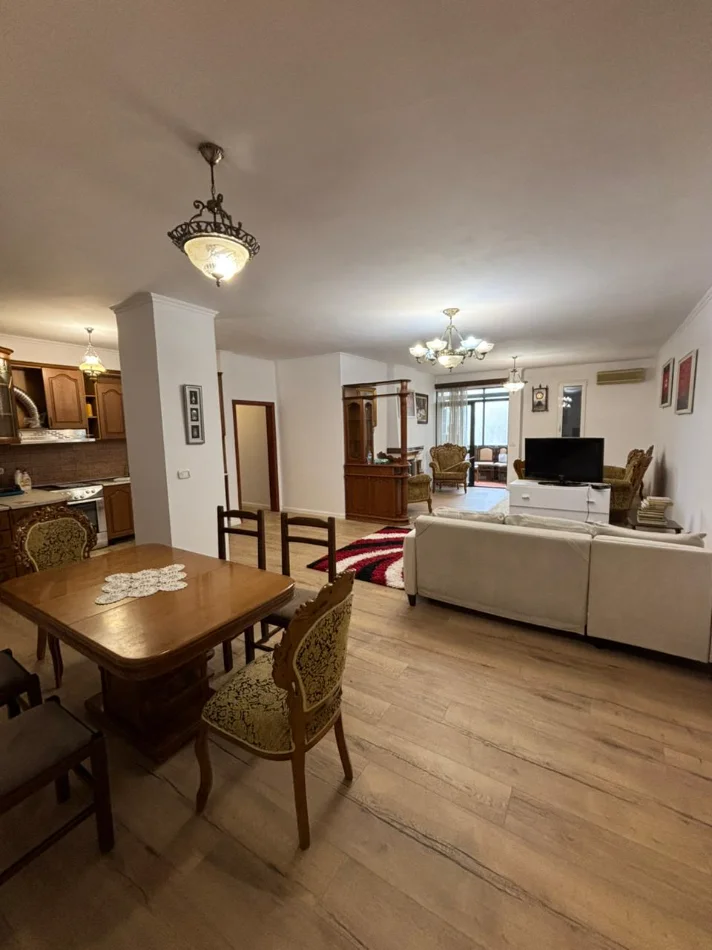Tirane, jepet me qera apartament 3+1 Kati 2, 150 m² 1.100 € (21 Dhjetori)