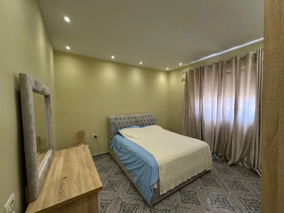 Tirane, jepet me qera apartament 3+1 Kati 2, 150 m² 550 € (Sheshi shqiponja)