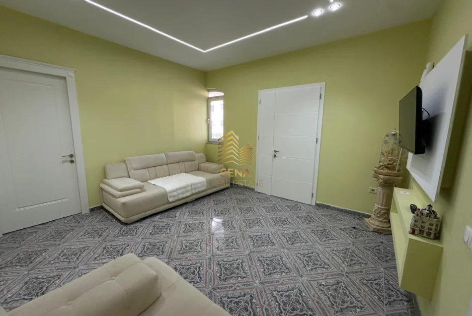Tirane, jepet me qera apartament 3+1 Kati 2, 150 m² 750 € (Ish Sheshi Shqiponja)