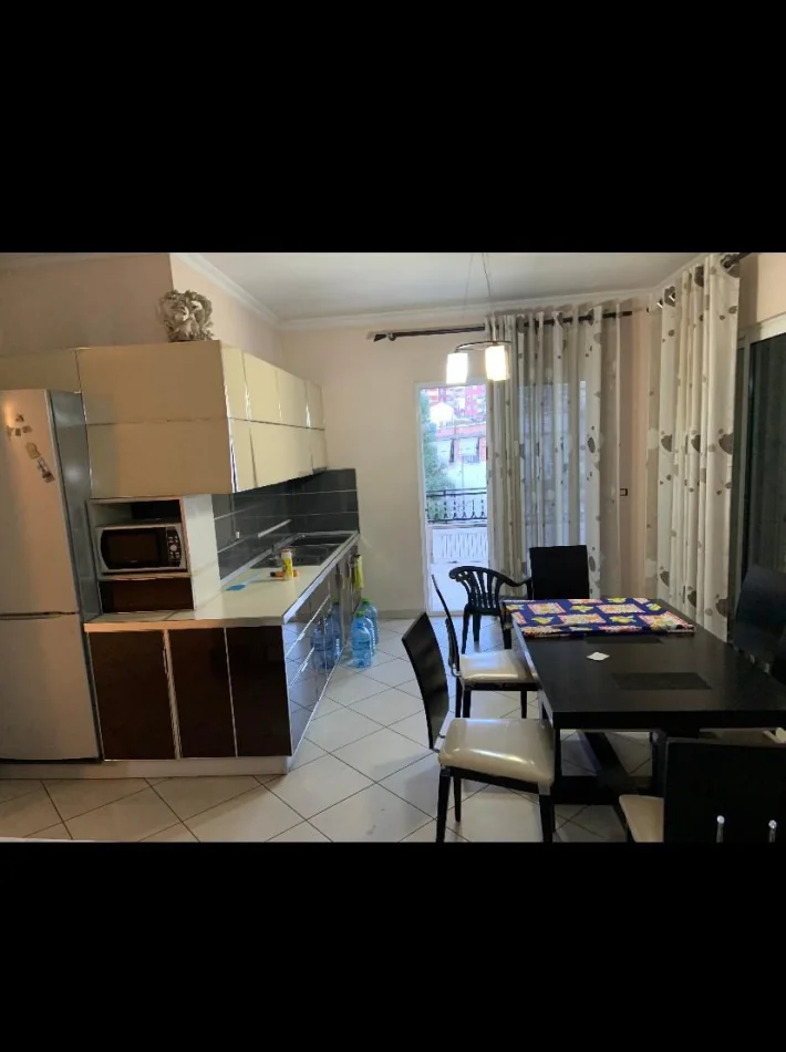 Tirane, jepet me qera apartament 3+1 Kati 2, 152 m² 500 € (Selitë)
