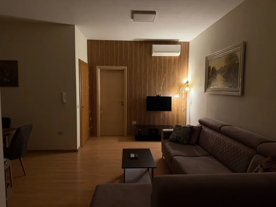 Tirane, jepet me qera apartament 3+1 Kati 2, 170 m² 1.000 € (Fusha Aviacionit)