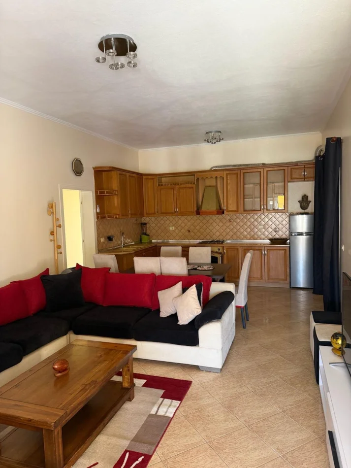 Tirane, jepet me qera apartament 3+1 Kati 2, 170 m² 600 € (Allias)