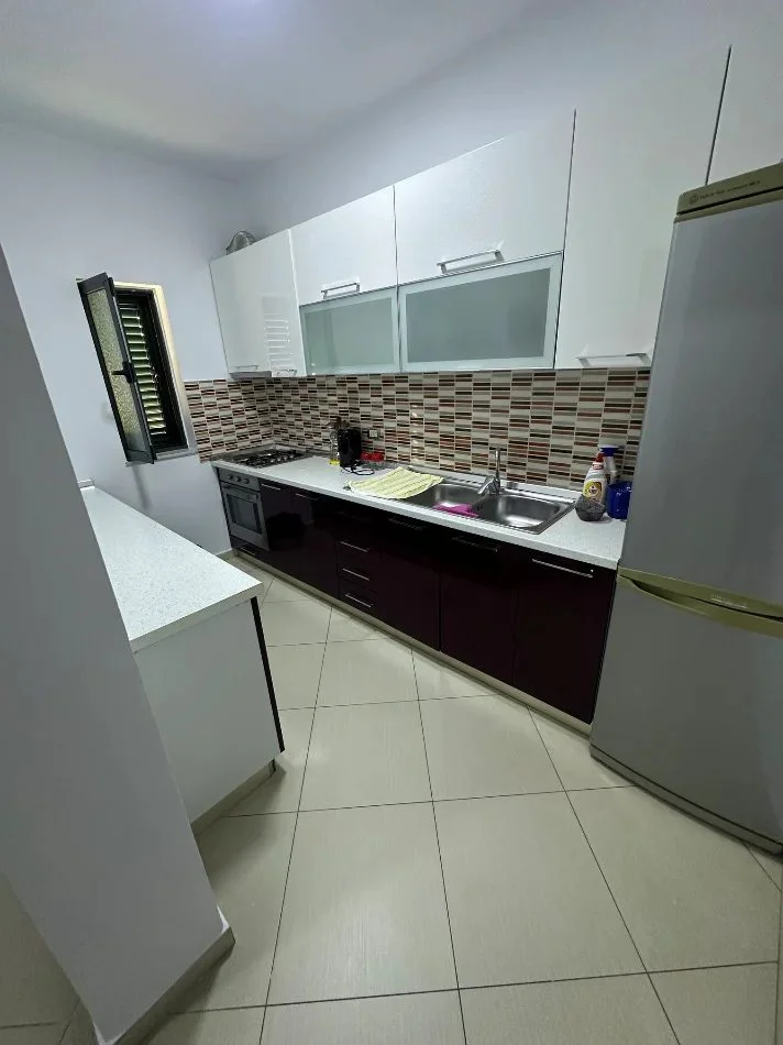 Tirane, jepet me qera apartament 3+1 Kati 2, 190 m² 850 € (Kafja E Rremes)
