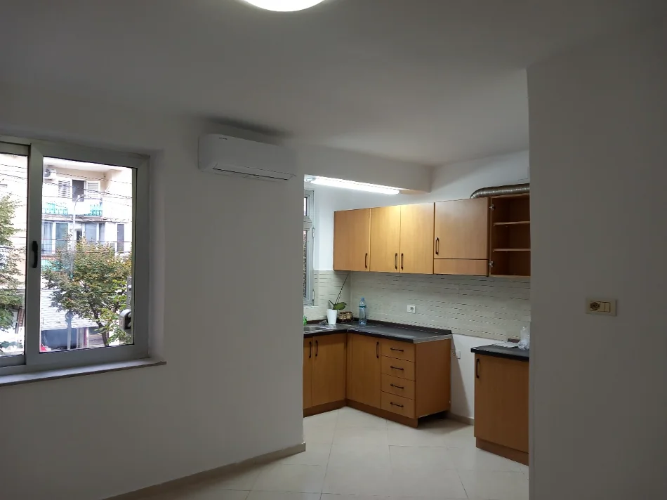 Tirane, jepet me qera apartament 3+1 Kati 2, 90 m² 600 € (Pazari i ri)