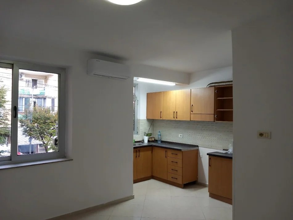 Tirane, jepet me qera apartament 3+1 Kati 2, 90 m² 600 € (Rruga Qemal Stafa)