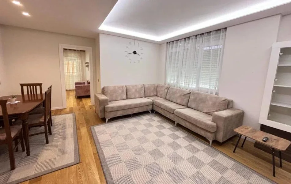 Tirane, jepet me qera apartament 3+1 Kati 3, 100 m² 850 € (Shkolla 9 Vjecare E Kuqe)