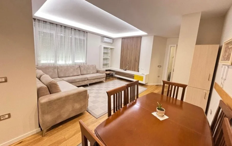 Tirane, jepet me qera apartament 3+1 Kati 3, 105 m² 850 € (Pazari I Ri)
