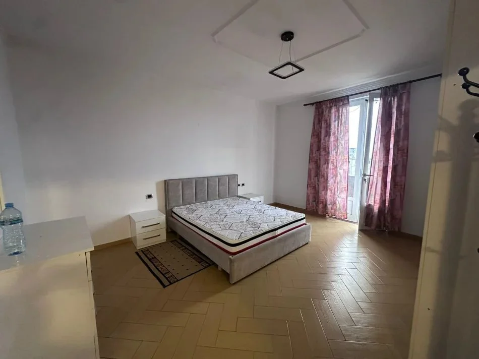 Tirane, jepet me qera apartament 3+1 Kati 3, 110 m² 500 € (Shkolla E Bashkuar)