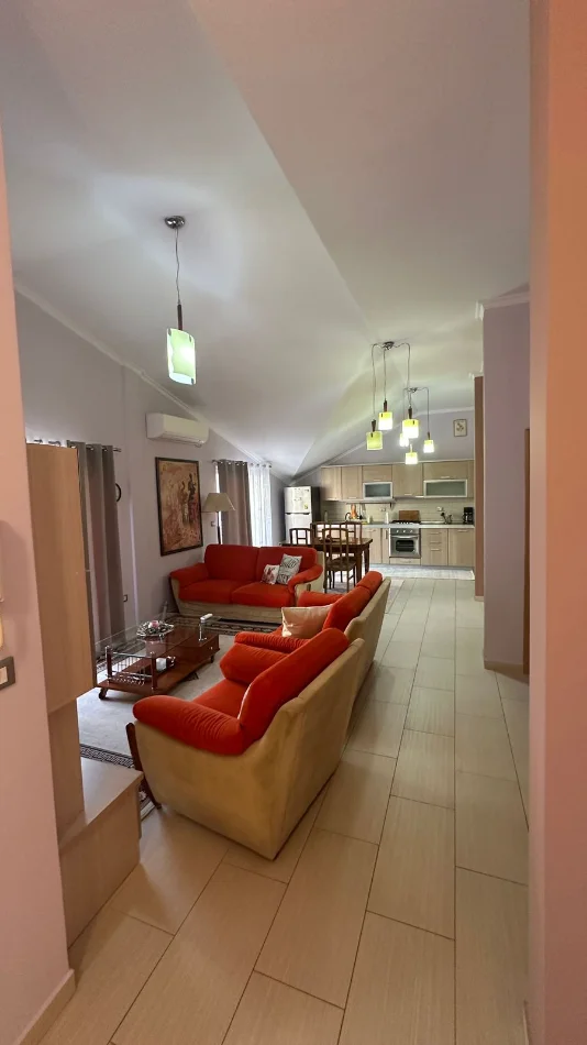 Tirane, jepet me qera apartament 3+1 Kati 3, 110 m² 850 € (KOMUNA E PARISIT)