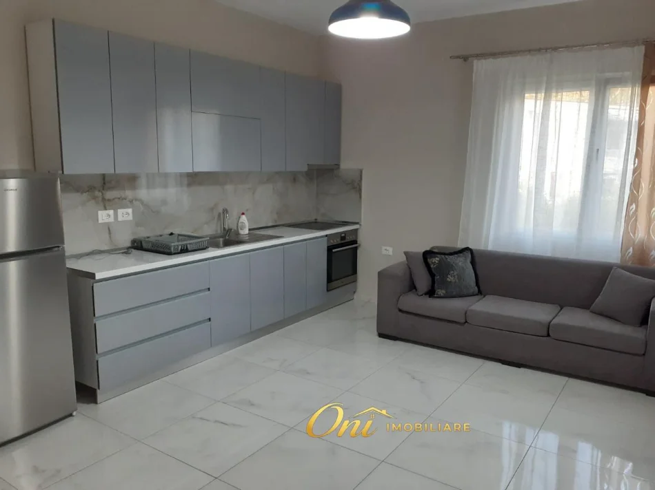 Tirane, jepet me qera apartament 3+1 Kati 3, 115 m² 550 € (PRANE EKONOMIKUT)