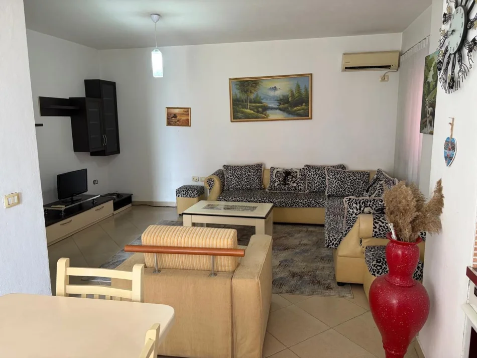 Tirane, jepet me qera apartament 3+1 Kati 3, 120 m² 550 € (Stacioni I Trenit Rruga Jordan Misja)