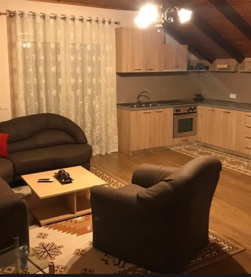 Tirane, jepet me qera apartament 3+1 Kati 3, 120 m² 600 € (XHAMLLIKU)