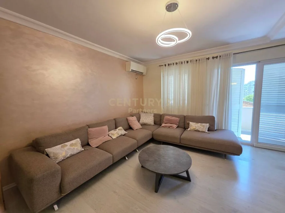 Tirane, jepet me qera apartament 3+1 Kati 3, 120 m² 650 €