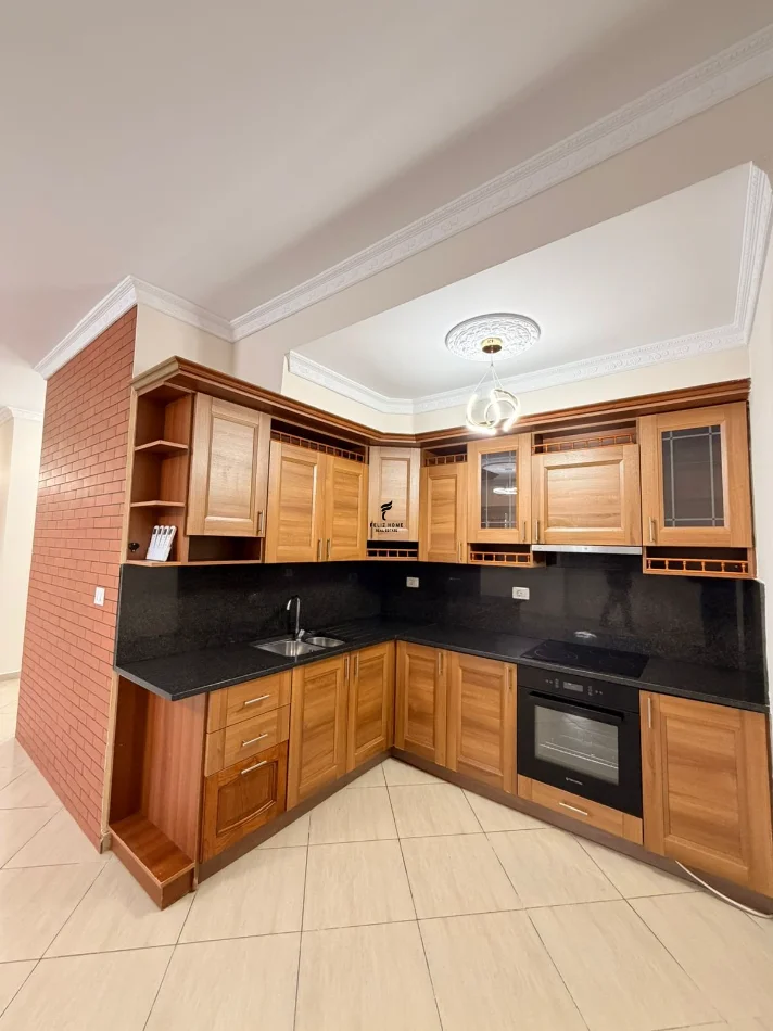 Tirane, jepet me qera apartament 3+1 Kati 3, 130 m² 1.000 € (RRUGA E DIBRES)