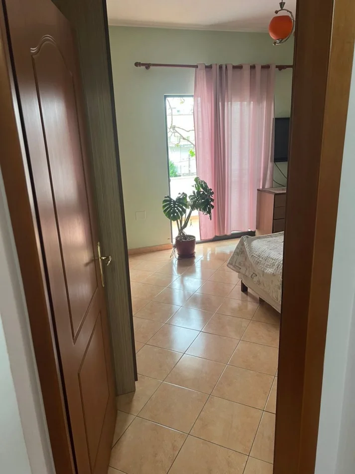 Tirane, jepet me qera apartament 3+1 Kati 3, 130 m² 550 € (Astir)