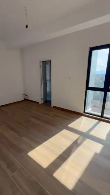 Tirane, jepet me qera apartament 3+1 Kati 3, 130 m² 690 € (Kompleksi Arlis — Farmacia 10)