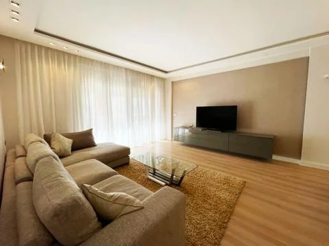 Tirane, jepet me qera apartament 3+1 Kati 3, 160 m² 1.500 €