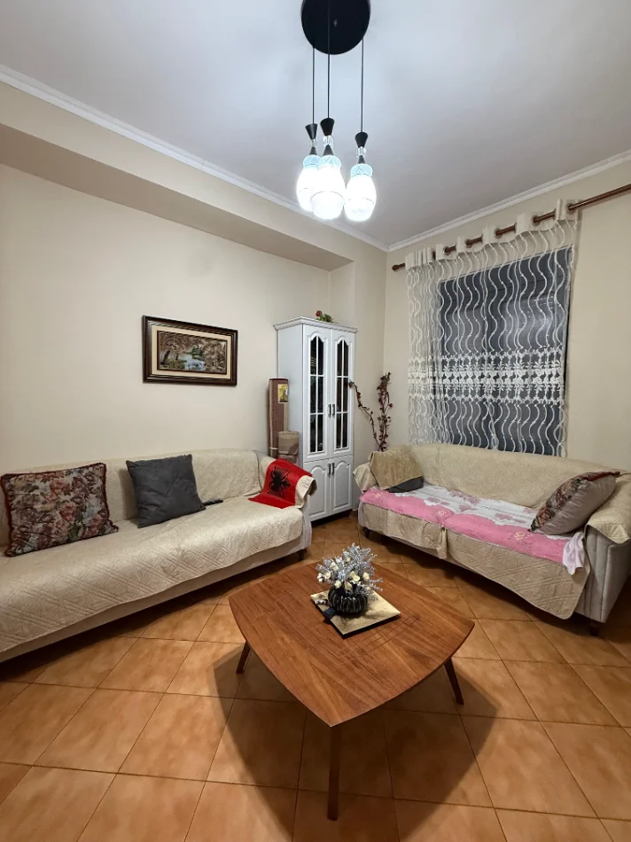 Tirane, jepet me qera apartament 3+1 Kati 4, 100 m² 1.000 € (SHALLVARET)