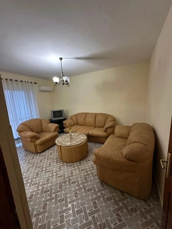 Tirane, jepet me qera apartament 3+1 Kati 4, 100 m² 600 € (Bulevardi Zogu i Parë)