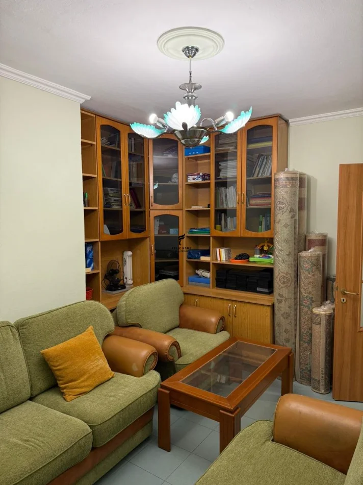 Tirane, jepet me qera apartament 3+1 Kati 4, 100 m² 600 € (XHAMLLIKU)