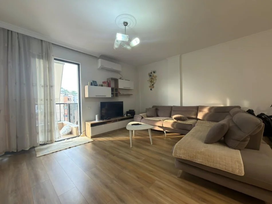 Tirane, jepet me qera apartament 3+1 Kati 4, 105 m² 1.100 € (Rruga e Durresit TERRA150057)