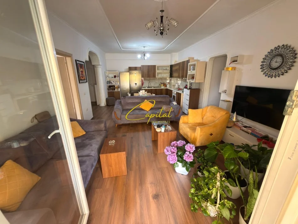 Tirane, jepet me qera apartament 3+1 Kati 4, 120 m² 700 € (KOPSHTI BOTANIK)