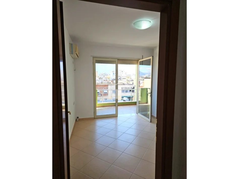 Tirane, jepet me qera apartament 3+1 Kati 4, 125 m² 1.000 € (NË RRUGËN E “ELBASANIT”)