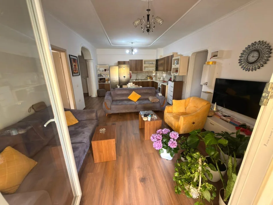 Tirane, jepet me qera apartament 3+1 Kati 4, 125 m² 700 € (Kopshti Botanik)