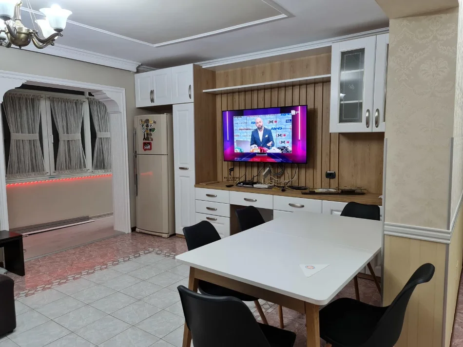 Tirane, jepet me qera apartament 3+1 Kati 4, 125 m² 750 € (LIQENI ARTIFICIAL)