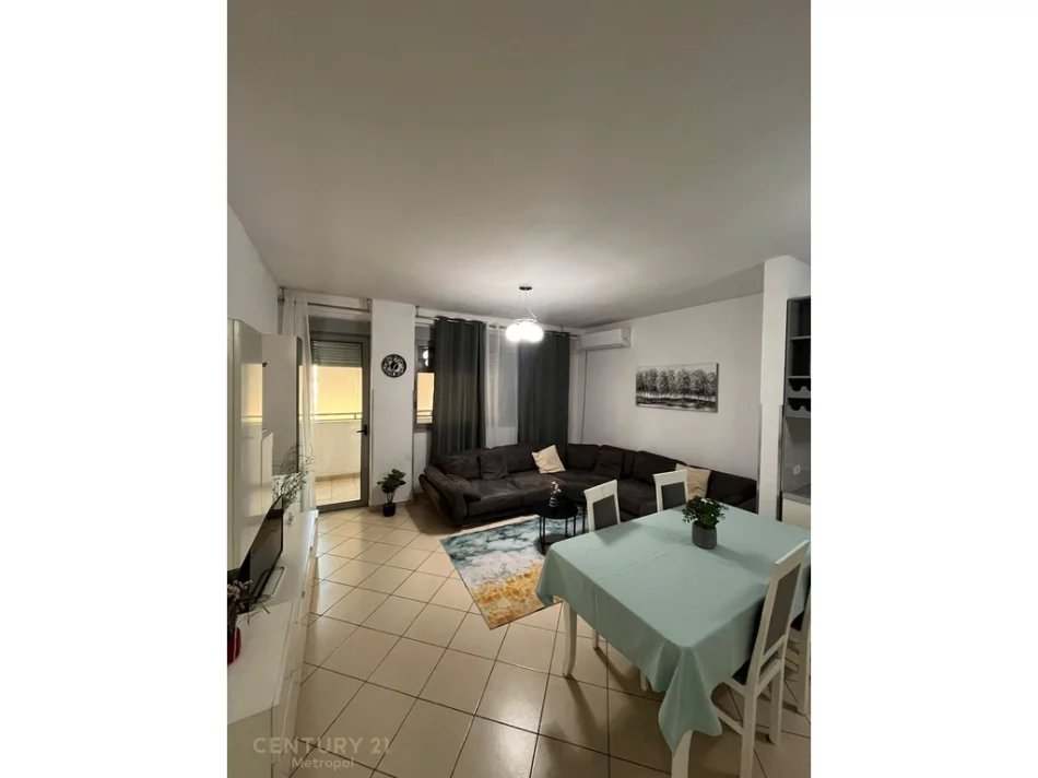 Tirane, jepet me qera apartament 3+1 Kati 4, 125 m² 850 € (Globe)