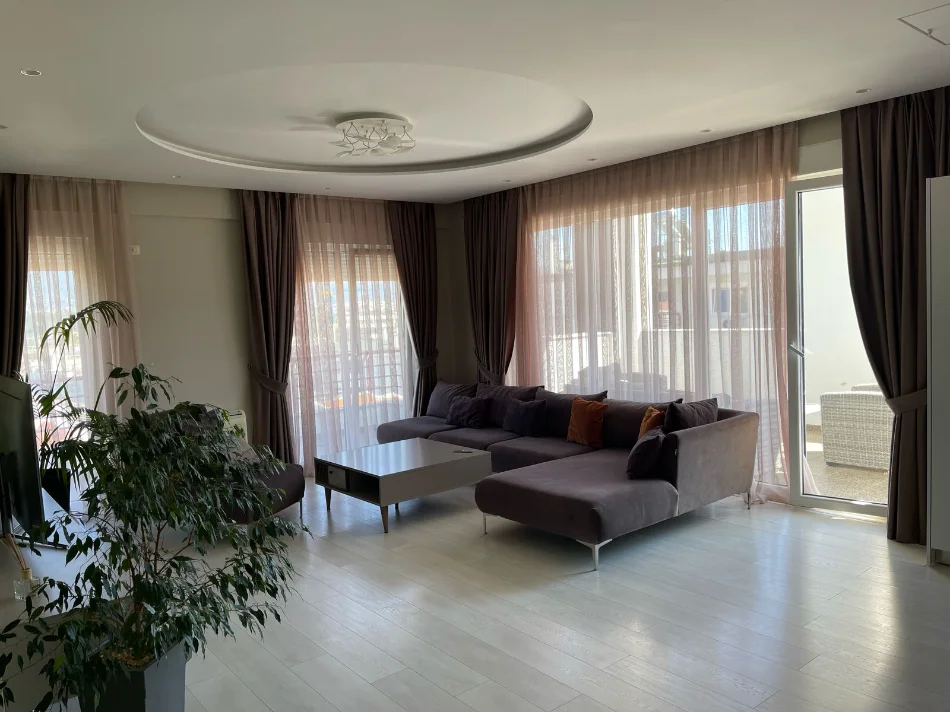 Tirane, jepet me qera apartament 3+1 Kati 4, 187 m² 1.400 € (Liqeni i Thate)