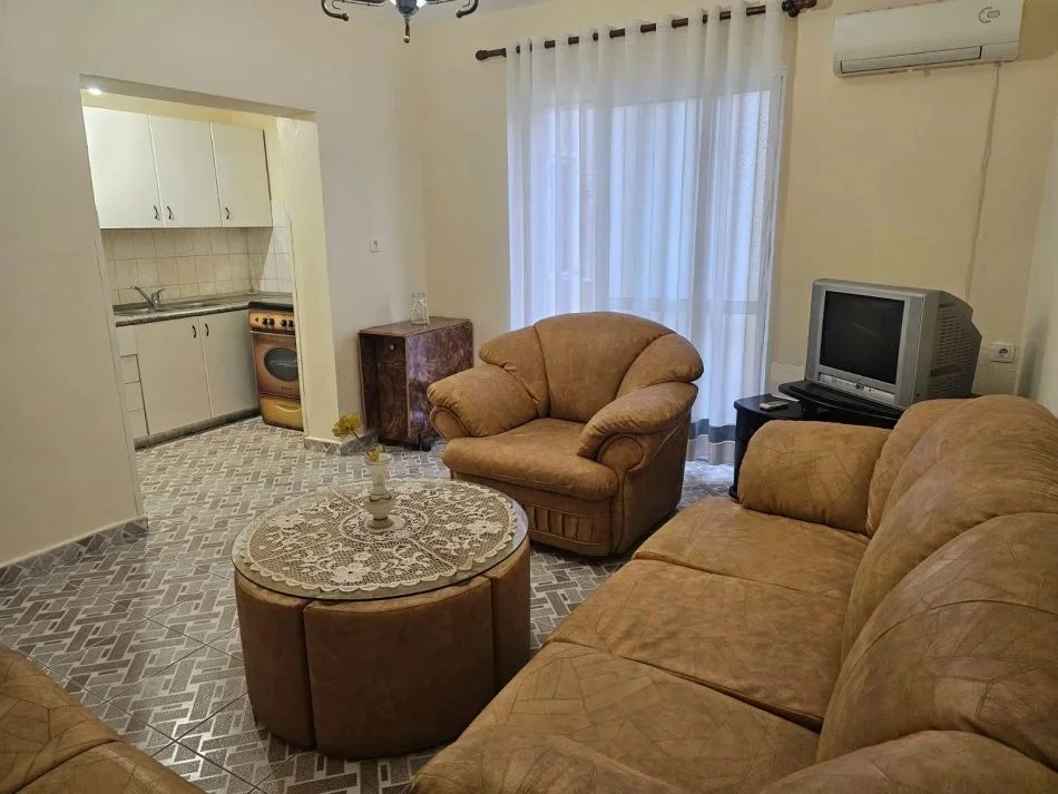 Tirane, jepet me qera apartament 3+1 Kati 4, 85 m² (Stacioni i Trenit)