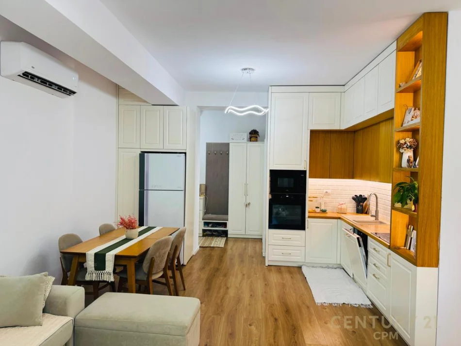 Tirane, jepet me qera apartament 3+1 Kati 4, 93 m² 680 € (Ali Demi bot146741)