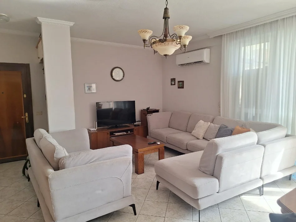 Tirane, jepet me qera apartament 3+1 Kati 5, 110 m² 700 € (SIRI KODRA)