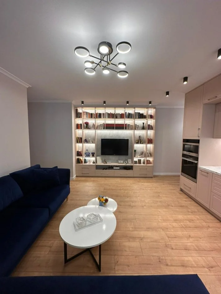 Tirane, jepet me qera apartament 3+1 Kati 5, 130 m² 1.100 € (Pran gener 2)