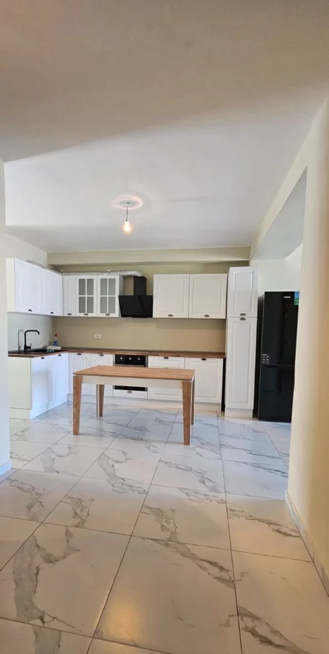 Tirane, jepet me qera apartament 3+1 Kati 5, 130 m² 700 € (Kombinat)