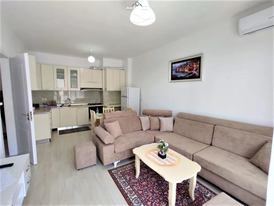 Tirane, jepet me qera apartament 3+1 Kati 5, 90 m² 650 € (KINOSTUDIO)