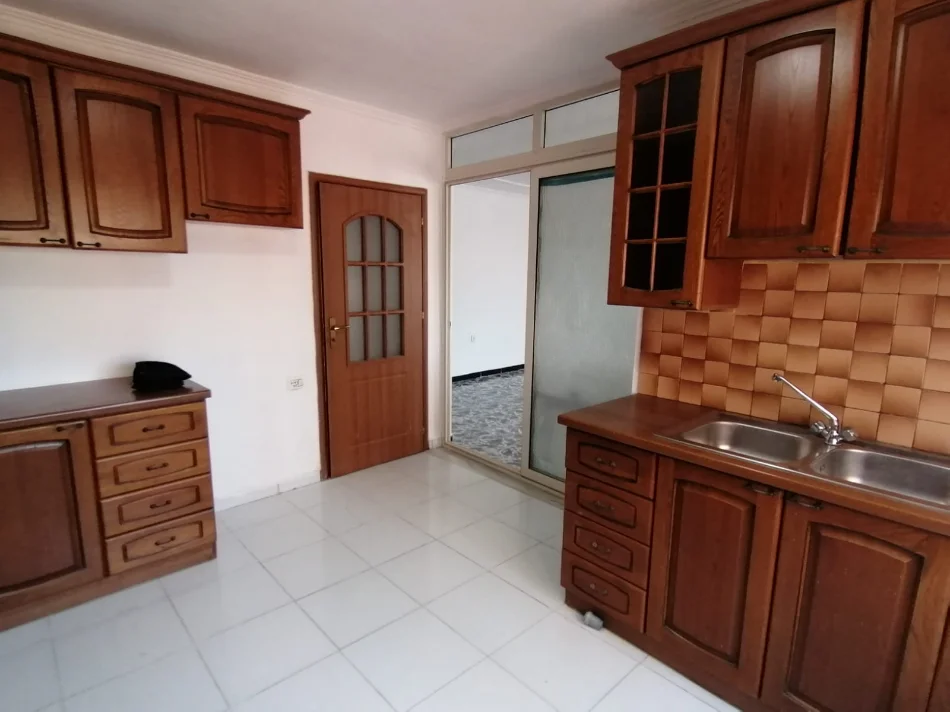 Tirane, jepet me qera apartament 3+1 Kati 6, 126 m² 500 € (ISLAM ALLA)
