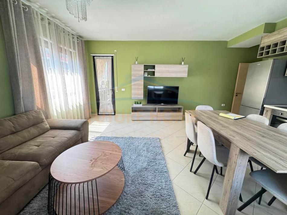 Tirane, jepet me qera apartament 3+1 Kati 6, 128 m² 700 € (Unaza E Re)