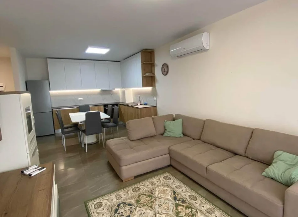 Tirane, jepet me qera apartament 3+1 Kati 6, 130 m² 780 € (Rruga e Dafinave)