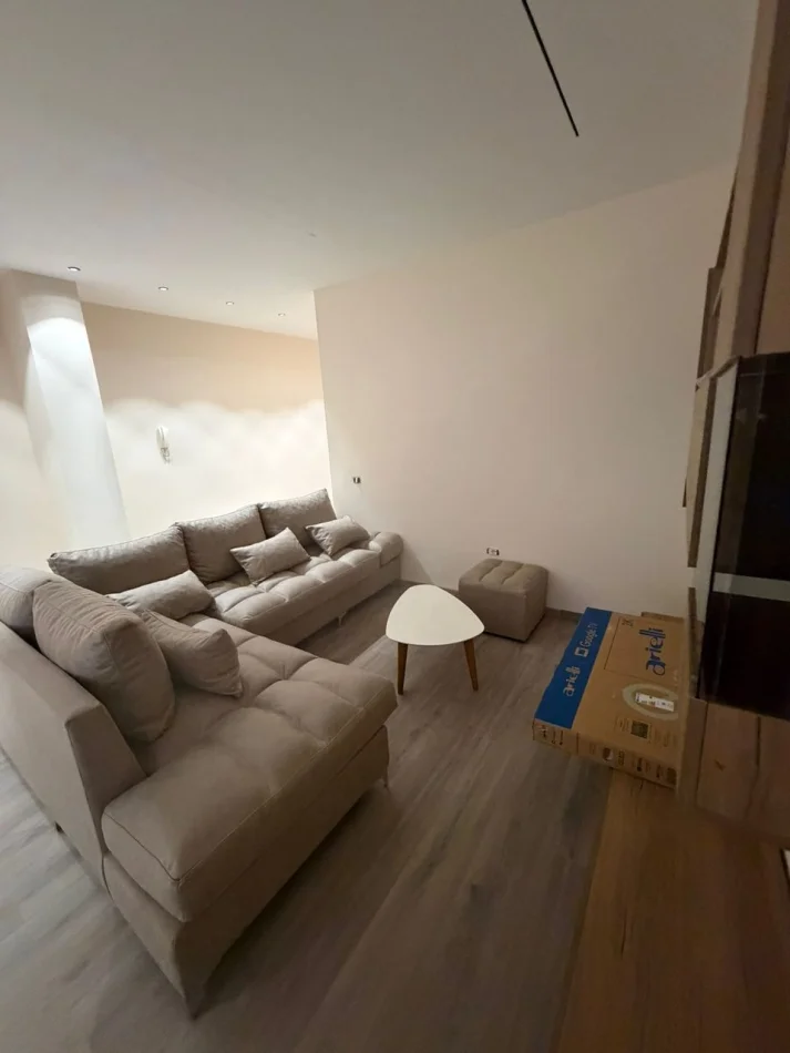 Tirane, jepet me qera apartament 3+1 Kati 6, 155 m² 1.400 € (Pazari i Ri)