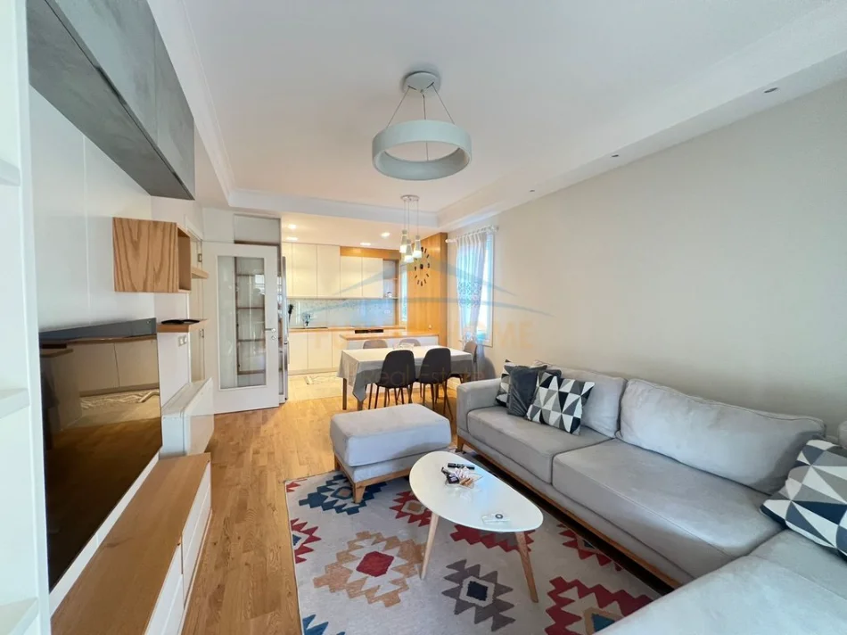 Tirane, jepet me qera apartament 3+1 Kati 6, 155 m² 1.500 € (KOMUNA E PARISIT)
