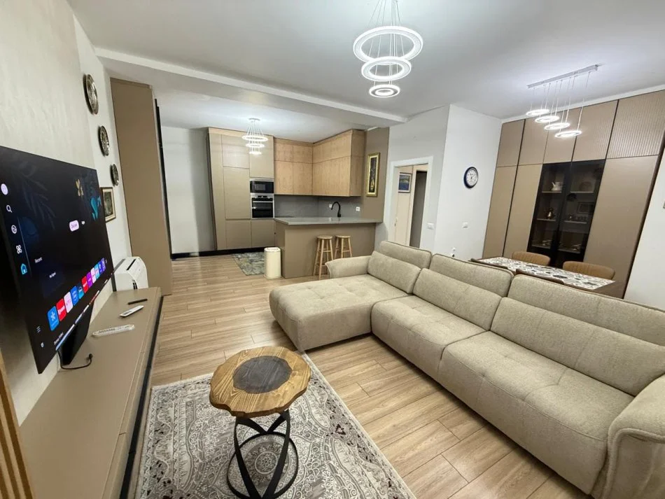 Tirane, jepet me qera apartament 3+1 Kati 6, 159 m² 1.700 € (Rruga e Kavajes)